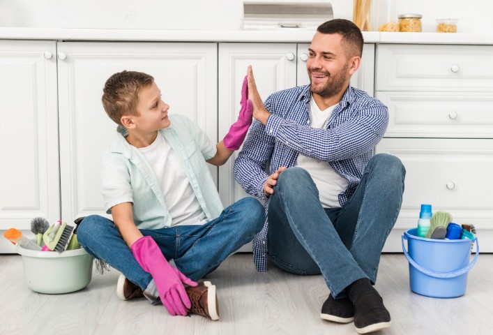 un pere et son fils participe au ménage
